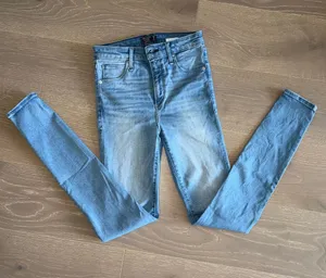 Abercrombie & Fitch Light Wash Women’s Slim Jeans - Blue size 25L thumbnail 1