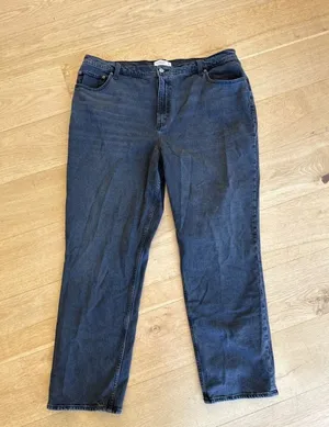 Abercrombie & Fitch -The 90's Straight Ultra High Rise Curve Love Jeans in Black thumbnail 1