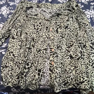 Green and black leopard button up blouse Size XXL thumbnail 1