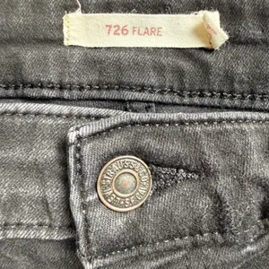 Levi's 726 Flare Jeans Women Size 30" Faded Black High Rise Stretch Retro Boho thumbnail 5