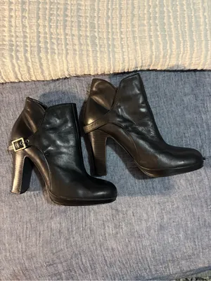 Vera Wang Black Leather Block Heel Ankle Boots thumbnail 2