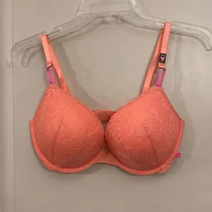 Victoria’s Secret push-up bra size 34DD thumbnail 2
