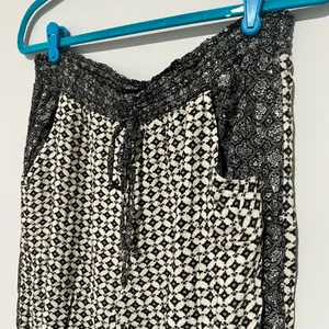 American Eagle White Black Soft Pants Joggers thumbnail 5