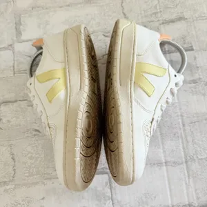 Veja V10 CWL White Sun Peach Trainers Vegan Leather Eco Friendly Lace Up Sz 6 thumbnail 5