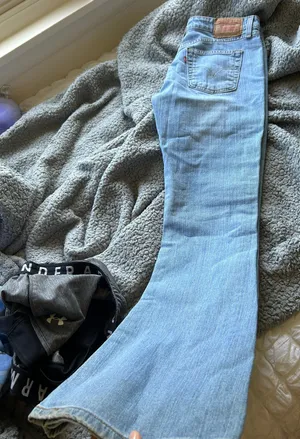 Levi’s Low-Rise Flare Jeans Size 7 thumbnail 1