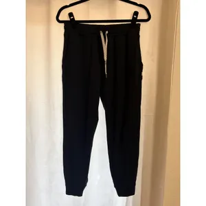 Vuori Performance Jogger In Black Size Small thumbnail 2