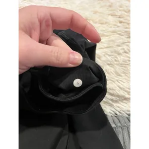 Lululemon pants yoga stretch waist pocket black Size 6 21” Inseam EUC thumbnail 5