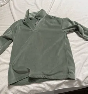 Green sweater Size M thumbnail 1