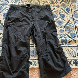 REI Black womans capri pants‎ 6 thumbnail 2