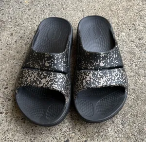 Like New Unisex OOFOS OOahh Luxe Slide sandals in a limited edition W11 thumbnail 1