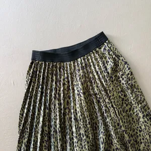 Zara Cheetah Print Pleated Midi Skirt thumbnail 4