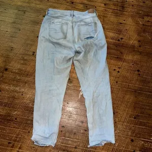 American Eagle destroyed light wash size 4 relaxed Mom Jeans thumbnail 3