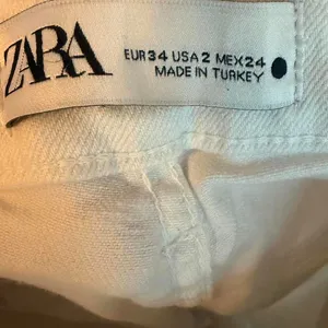 Zara Women’s Size 2 White Cropped Straight Leg Jeans Raw Hem High Rise Denim thumbnail 2