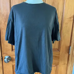 Gray Graphic T Shirt Size M thumbnail 2