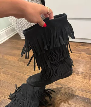 Minnetonka Fringe Boots Black thumbnail 1
