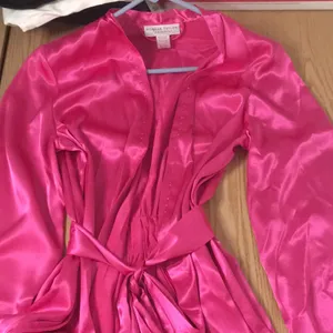 Womens Morgan Taylor Super Sexy Lightweight Silky Satiny Pink Robe Size Small thumbnail 2