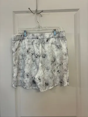 Lululemon flat front relaxed shorts 4.5 inches women’s size 12 ￼￼ thumbnail 2