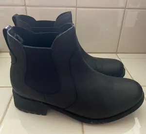 UGG leather boots thumbnail 1