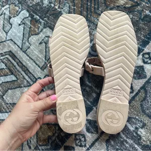 Gucci GG Light Pink Rubber Buckle Chain Link Sandals Slip‎ On thumbnail 5