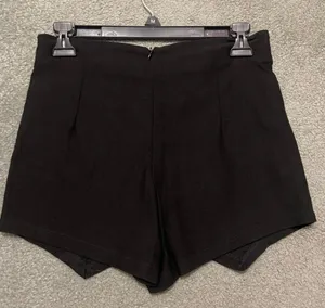 SheIn Pleated NWOT Black Envelope Shorts thumbnail 3