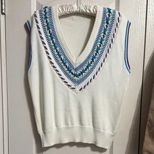 💙💖 Vintage White Sleeveless Knit Sweater Embroidered V Neck Vest‎ thumbnail 2