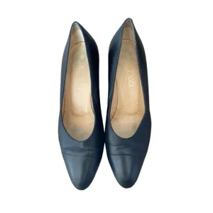 Gucci Signature Classic Black Leather Mid-Heel Pumps size 37 1/2 US 7.5 thumbnail 4