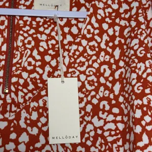 Melloday Women 1X Rust Orange Animal Print V-Neck Zipper Short Sleeve Blouse NEW thumbnail 5