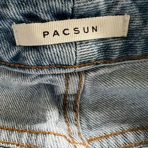 Pacsun Distressed Pale Wash Straight Leg High Rise Mom Jeans Size 25 thumbnail 4