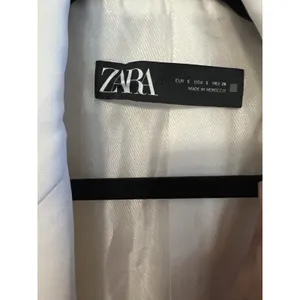 ZARA Women White Blazer Long Sleeve Full Length Button pockets Size Small thumbnail 2