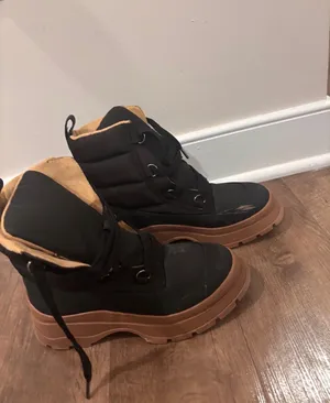 Women’s Snow Boots Black Size 6.5 thumbnail 2