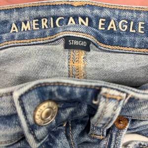 American Eagle Strigid High Waisted Ripped Mom Jean Size 4 Regular thumbnail 9