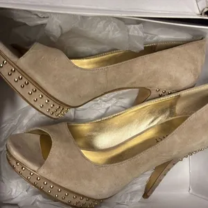 Nine West Studit Tan Suede Studded Peep Toe Platform Pumps Gold‎ Accents 8M thumbnail 2