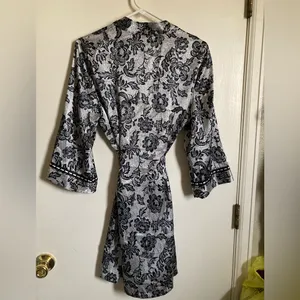 🌸Gillian & O’Malley White Black Floral Satin Belted Kimono Short Bath Robe thumbnail 7