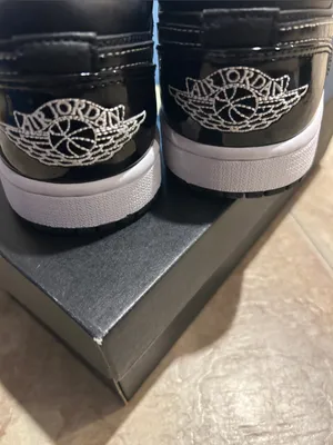 Nike Black and White Low-Top Athletic Sneakers thumbnail 4