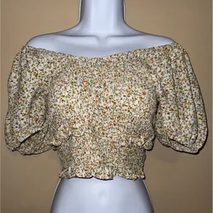 Altar'd State Ditsy Floral Smock Crop Off Shoulder Puff Sleeve Cream top L Boho‎ thumbnail 2