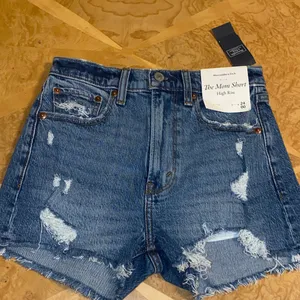 NWT!! Abercrombie & Fitch High Rise The Mom Short Medium Wash Denim Size 24 / 00 thumbnail 1