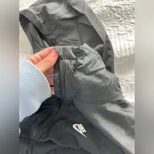 NIKE BLACK HOODED WINDBREAKER SIZE SMALL thumbnail 7