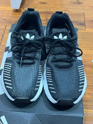 Adidas Women’s Sneakers Black White thumbnail 1