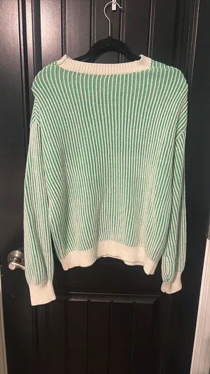 green sweater Size M thumbnail 4