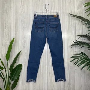 American Eagle Distressed Ripped Knee Mom Jeans size 4 thumbnail 2