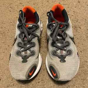 Womens Nike Renew‎ Run Size 6 Gray White Blue CW7437-001 thumbnail 3