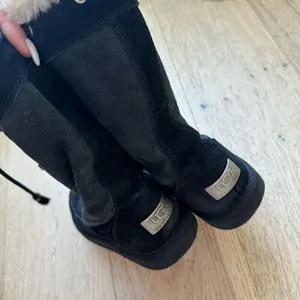Ugg suburb Tassle size 6 shoes black sheepskin shearling lined winter boots thumbnail 6