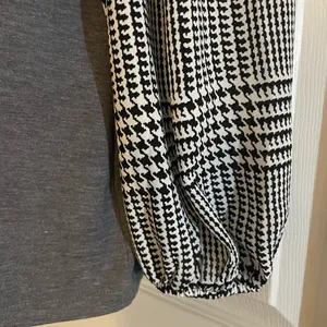 Ann Taylor Gray Knit Top with houndstooth Lantern‎ Sleeves thumbnail 4