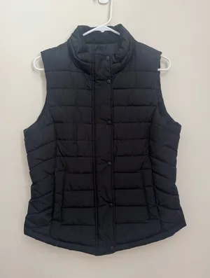 GAP Black Quilted Puffer Vest Women’s Medium Full Zip Snap Lightweight Jacket thumbnail 1