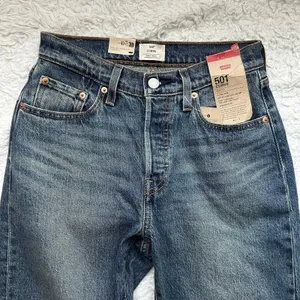 Levi’s 501 Curve Rhinestone Hem Jeans Size 28 thumbnail 4