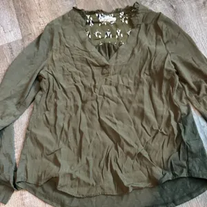 Anthropologie‎ Porridge Aidan Shirt Top Green Size S 3/4 Roll Sleeve Dog Detail thumbnail 5