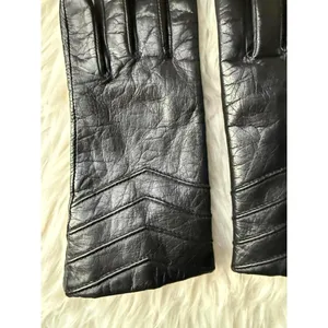 Ladie’s Classic Black Leather Gloves Size Medium thumbnail 4