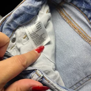American Eagle Outfitters Mom Jeans‎ Light Wash Distressed Stretch Size 4 thumbnail 8