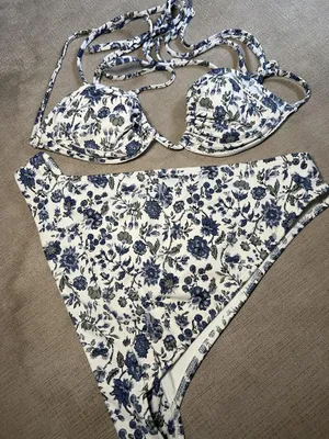 Abercrombie & Fitch Bikini Swimsuit Womens Medium White Floral Triangle Halter thumbnail 2