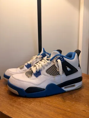 Air Jordan Retro 4 thumbnail 3